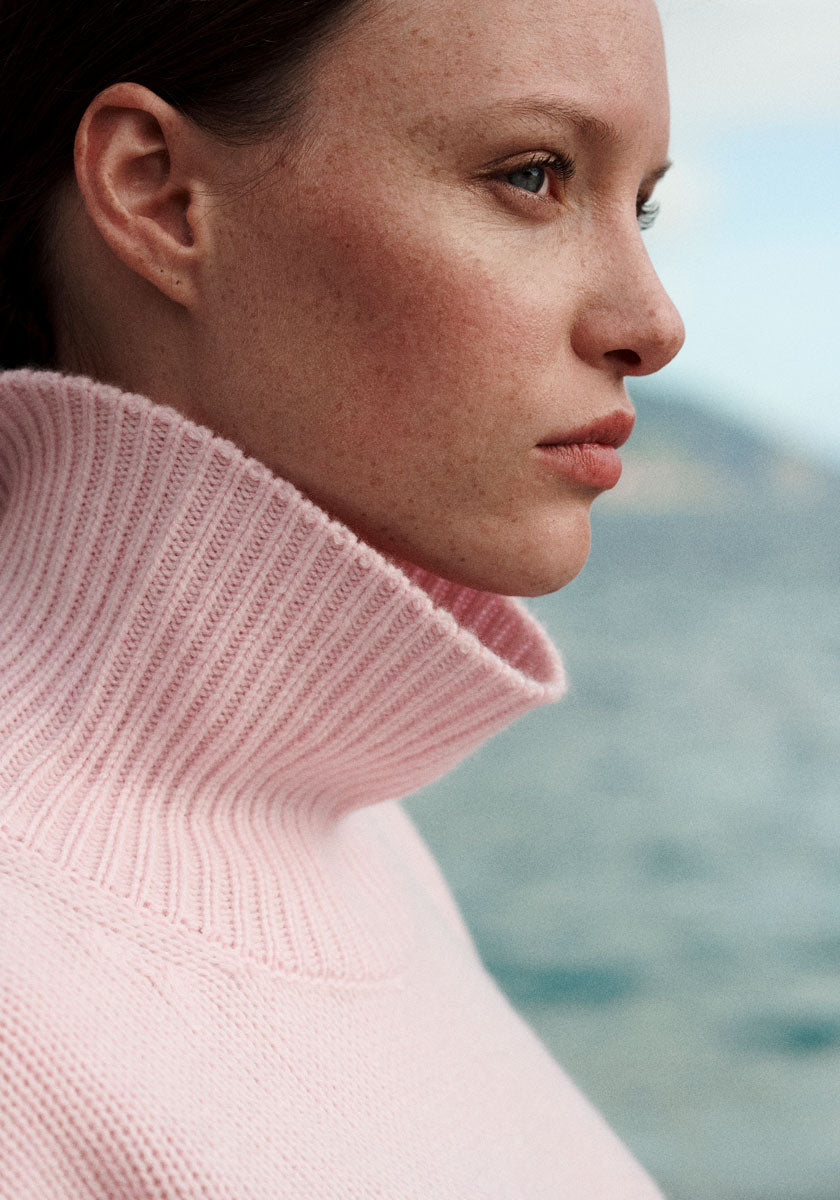 Boxy turtleneck sweater made of pure cashmere