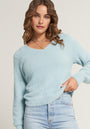 Blauer flauschiger Strickpullover