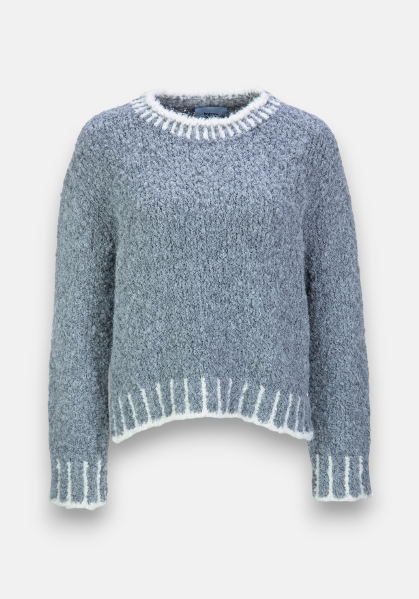 Grauer Grobstrickpullover mit Kontrastnähten