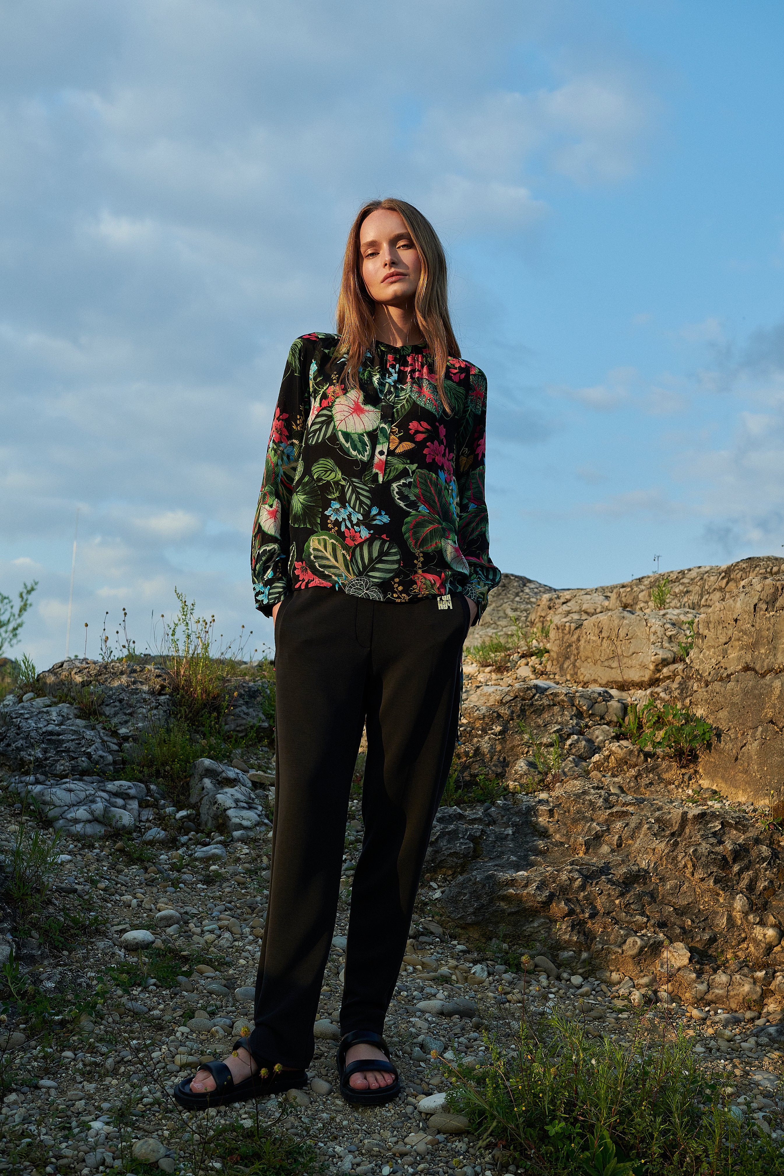 Femme à la mode automnale et aux couleurs douces dans la nature